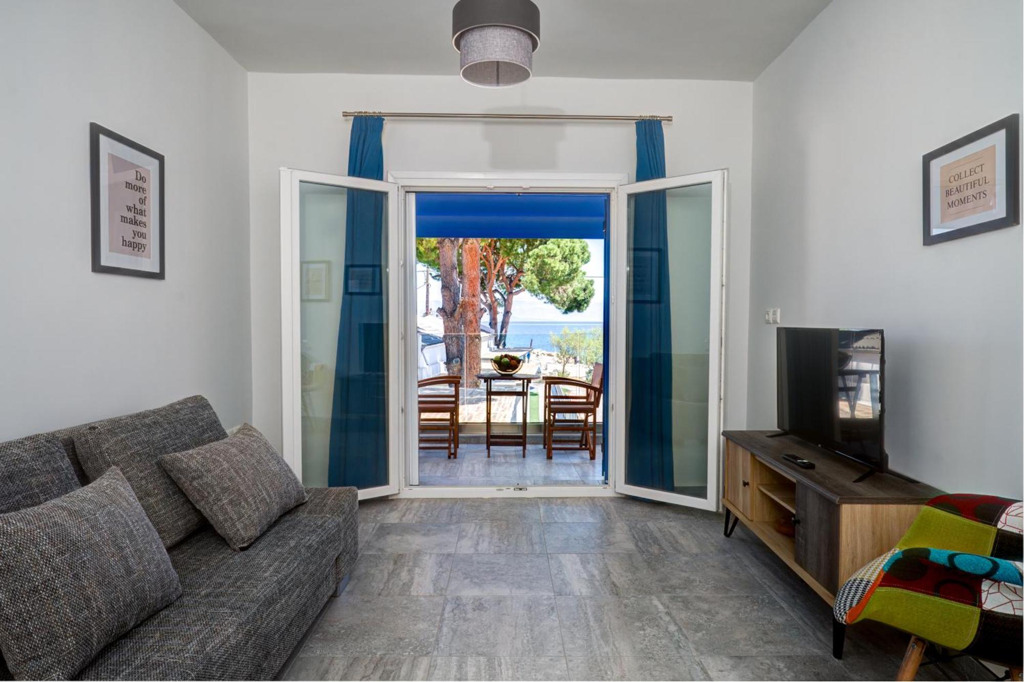 Molos Beachfront Apartments In Diakopto Dış mekan fotoğraf