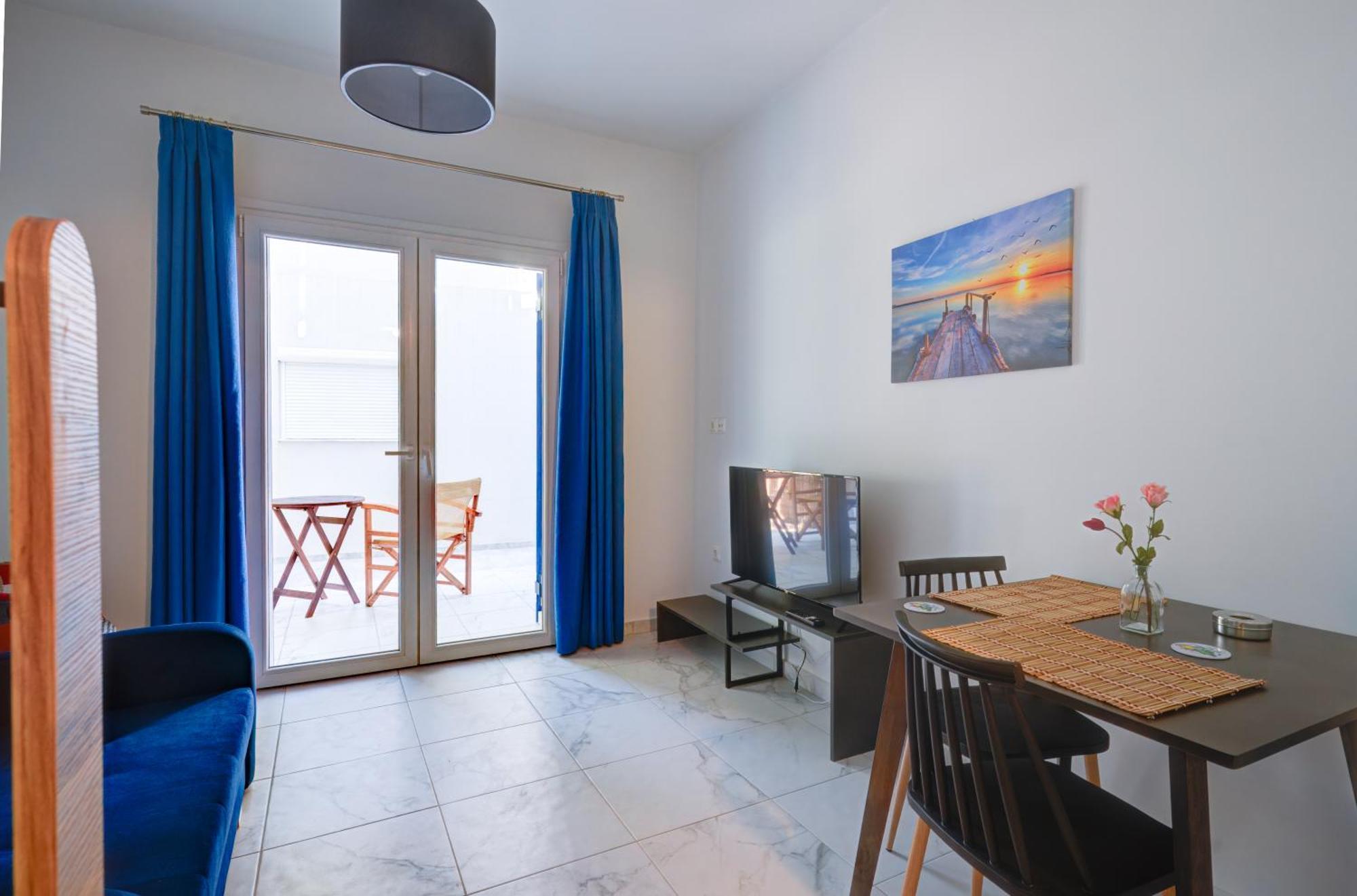 Molos Beachfront Apartments In Diakopto Oda fotoğraf